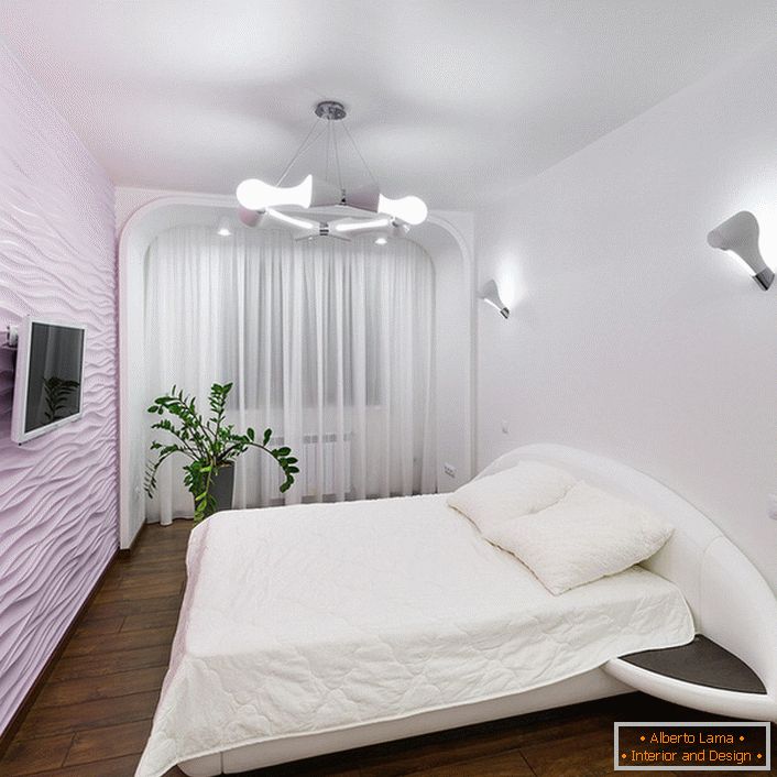 Spálňa je špičková v jemných svetlých farbách bez ďalšieho nábytku.