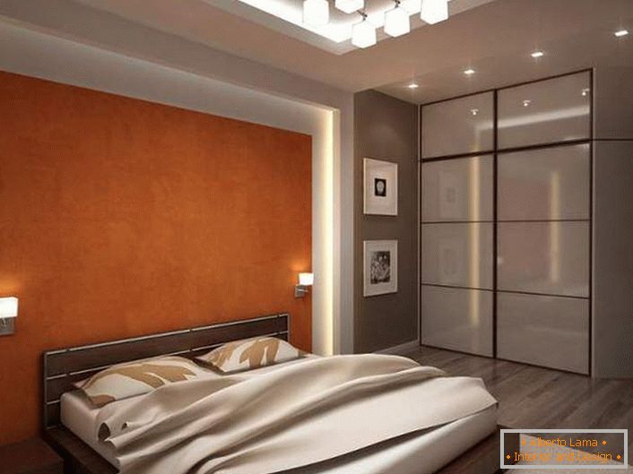 Funkčná spálňa s dobre zvoleným osvetlením je vyrobená v šedom a svetlo béžových tónoch. 