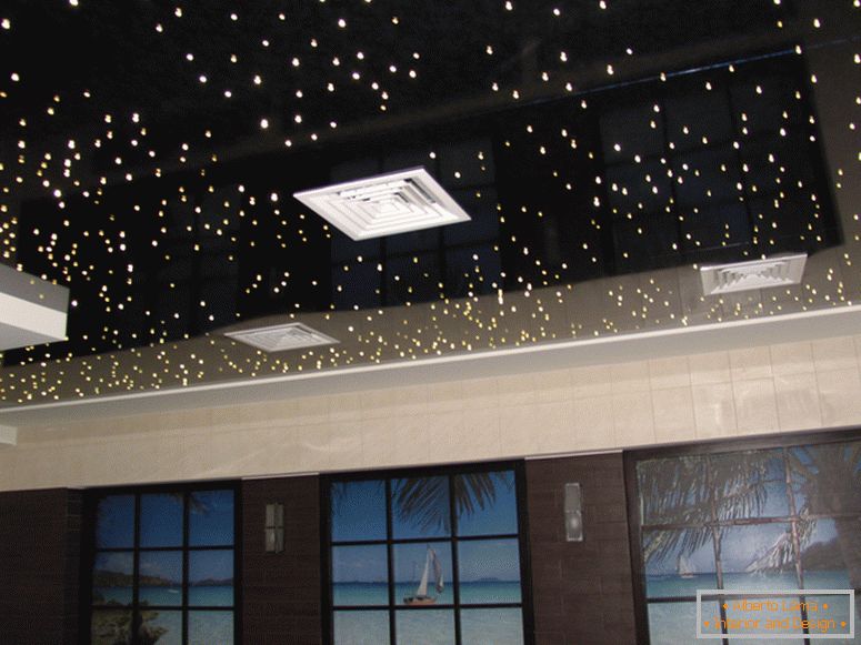 Lesklý strečový strop z PVC imituje nočnú oblohu, hviezdnu oblohu. Skvelý nápad na spálňu alebo detskú izbu.