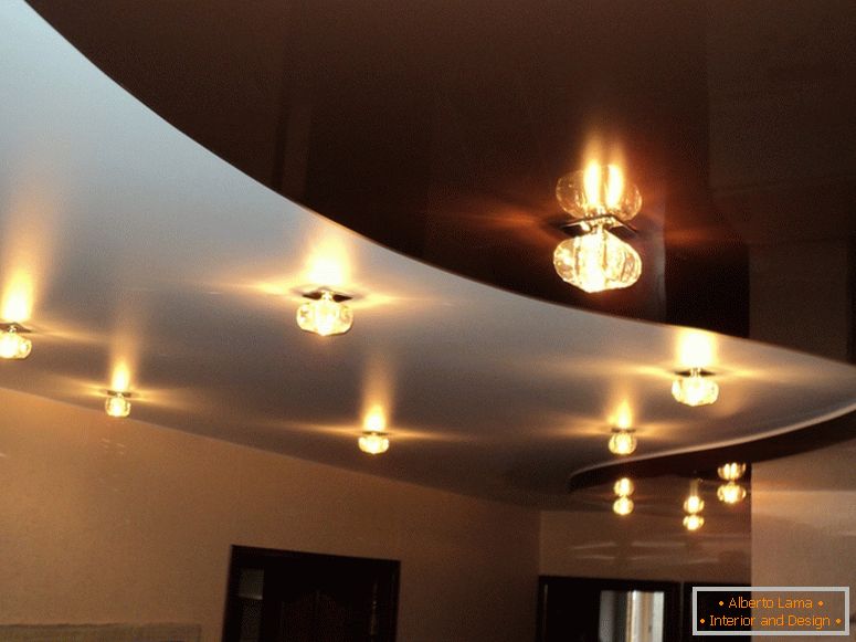 Vynikajúci strop pre priestrannú obývaciu izbu je dôležitý najmä v podmienkach nedostatočného prirodzeného osvetlenia.