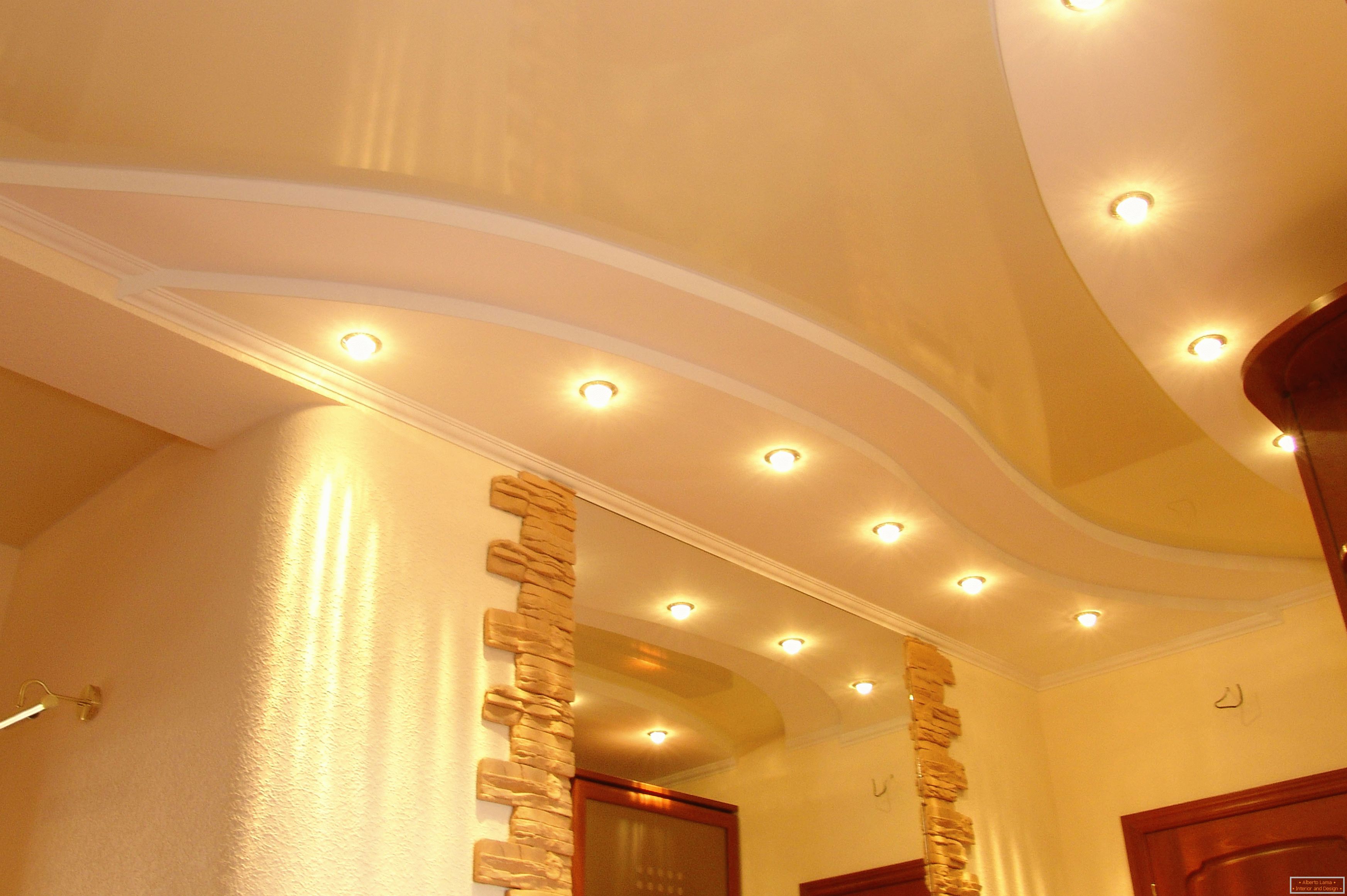 Správne zdobený strop na chodbe. Bodové osvetlenie - najpriaznivejšou voľbou pre strešné stropy PVC.