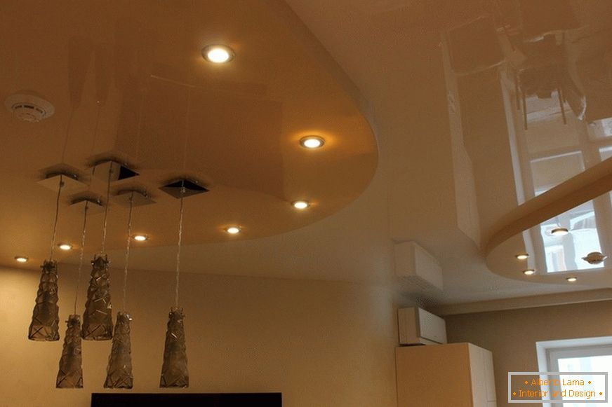 Dvojúrovňový strešný strop PVC v obývacej izbe mestského bytu. Koncepčné osvetlenie je dobrý dizajn.