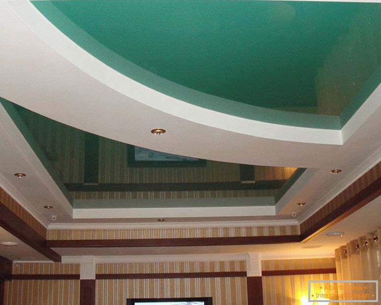 Viacvrstvová konštrukcia strešných PVC stropov pozdĺž sádrokartónovej úrovne je vybavená LED, zabudovanými lampami.