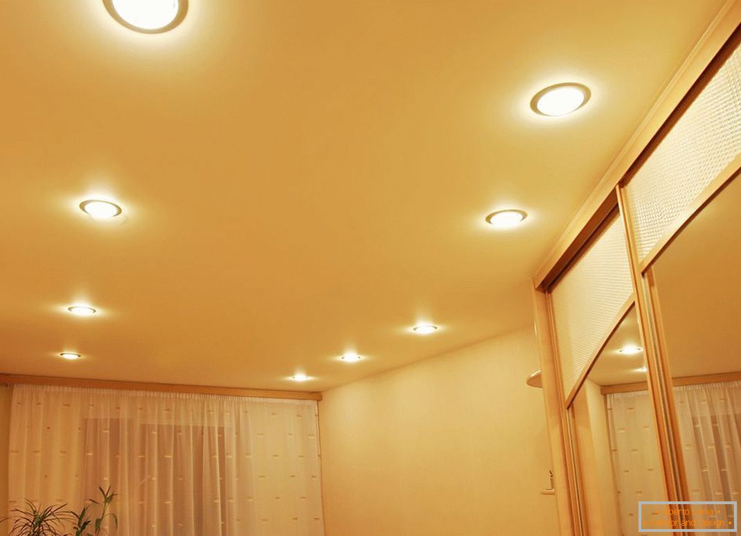 Bodové osvetlenie je vždy výhodne kombinované s strešnými stropmi z PVC.