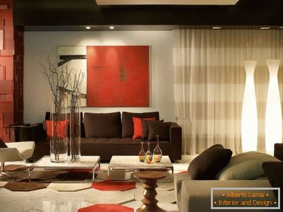 Kombinácia hnedej v interiéri obývacej izby s červenou