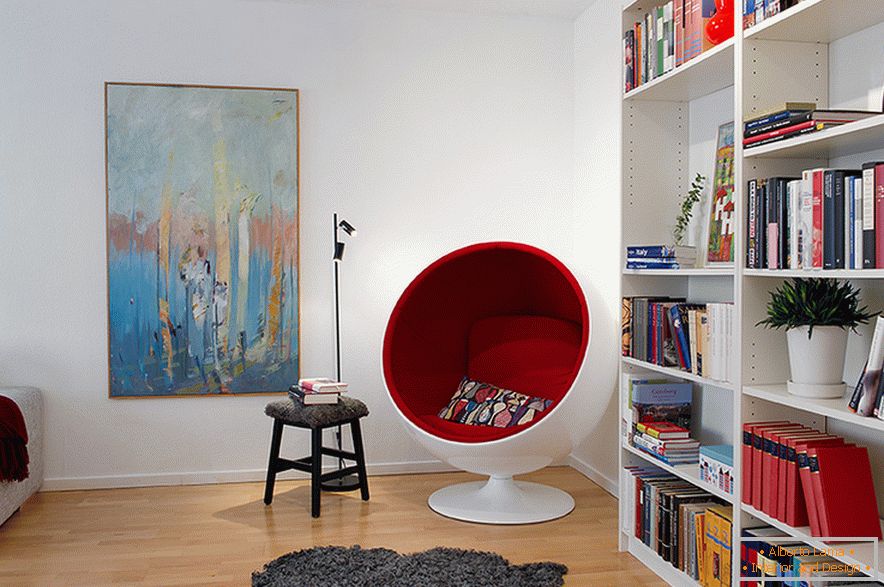 Okrúhly stolička a knižný stojan