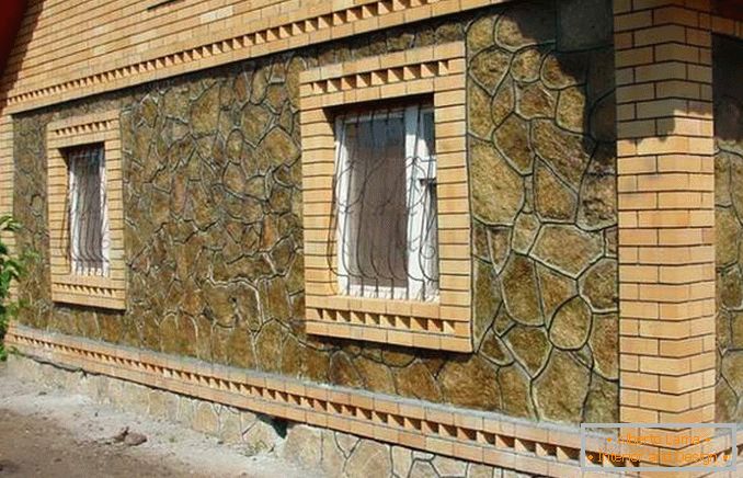 Dokončenie fasády domov s prírodným kameňom