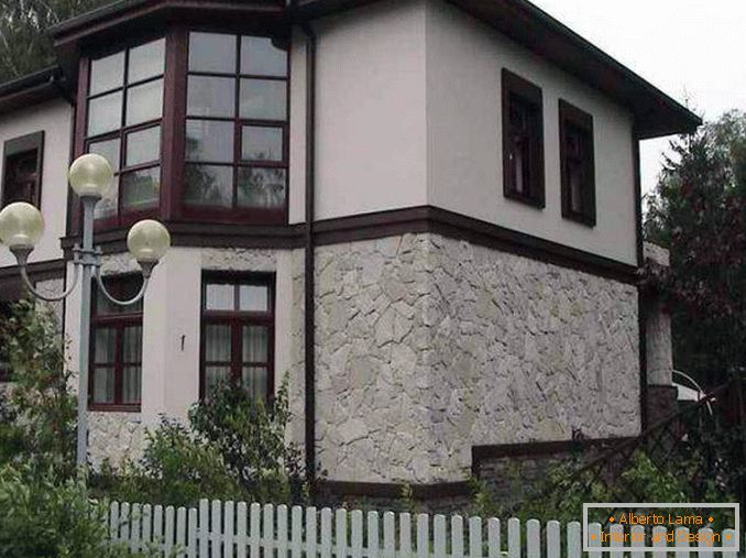 Dekorácia fasády domov s kameňom a sadrou