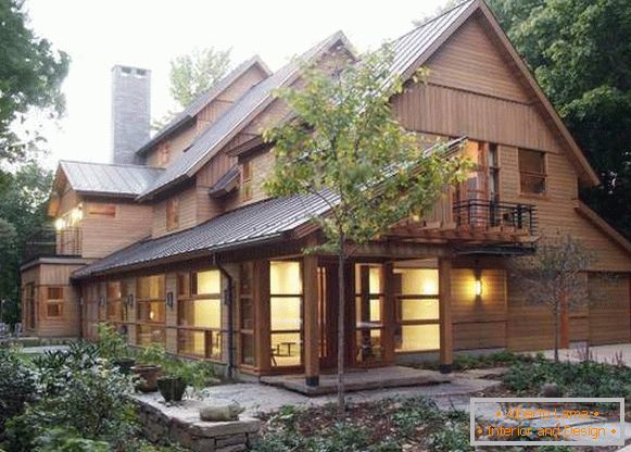 Veľký drevený dom - fotografia vonku s vlečkou
