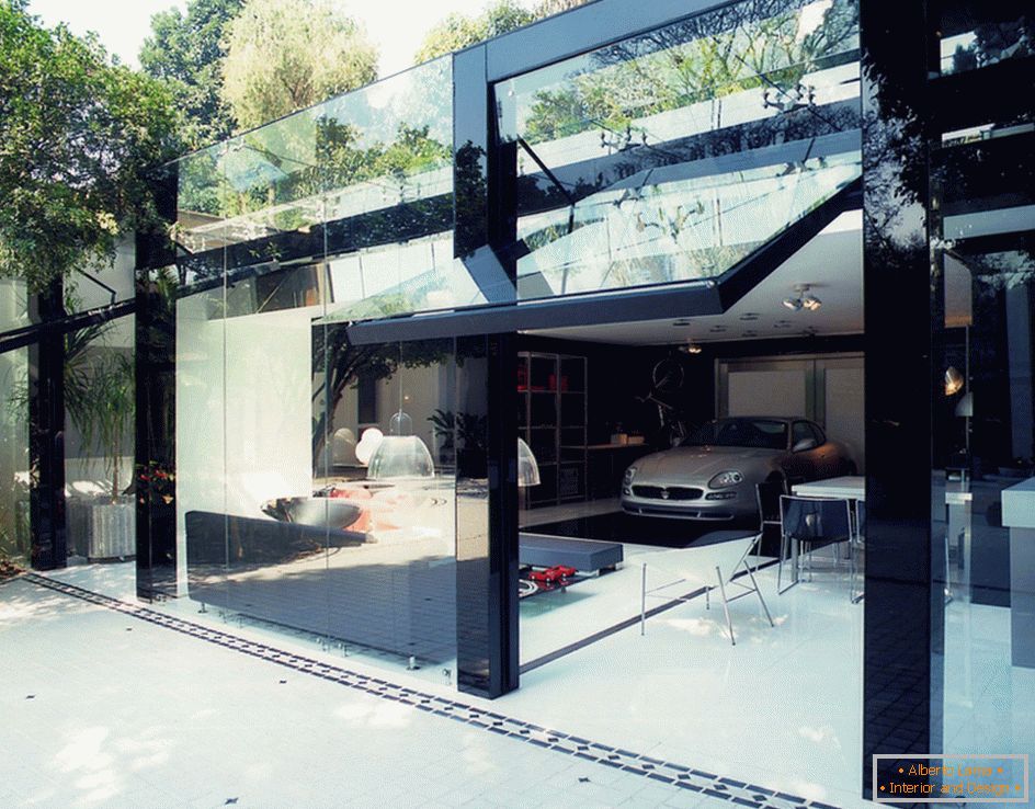 Moderná garáž so sklenenými bránami