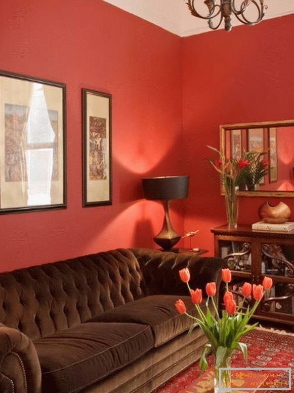 Červené steny v obývacej izbe