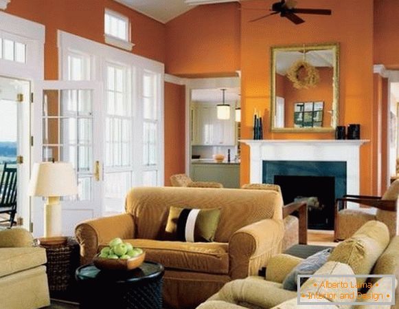 Oranžové steny v obývacej izbe