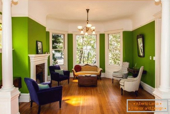 Zelená farba stien vo veľkej obývacej izbe
