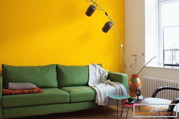 Žltá stena v obývacej izbe