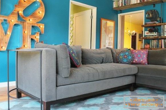 Obývacia izba s jasne modrými stenami