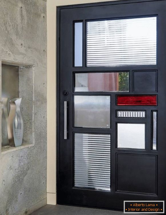 Krásne kovové dvere v modernom štýle