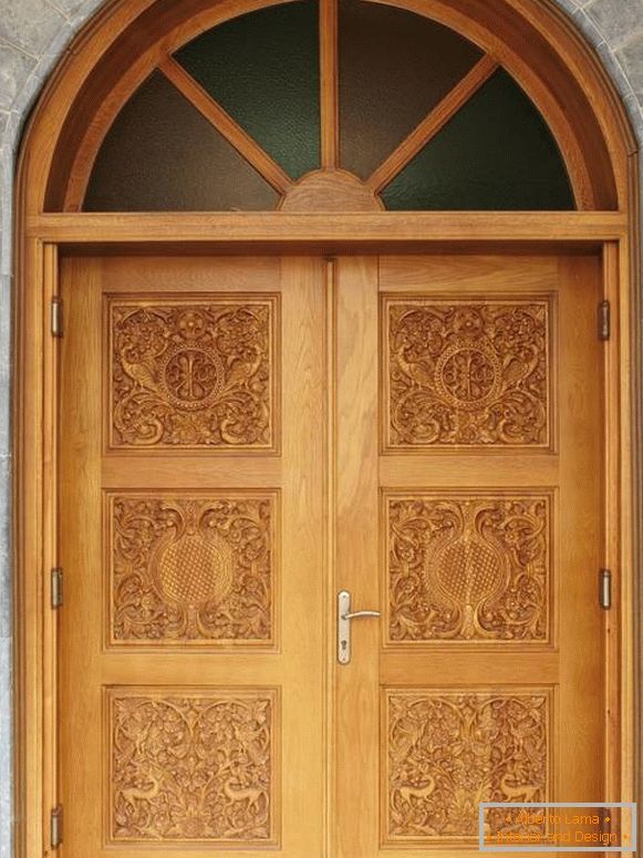 Predné vchodové dvere z dreva