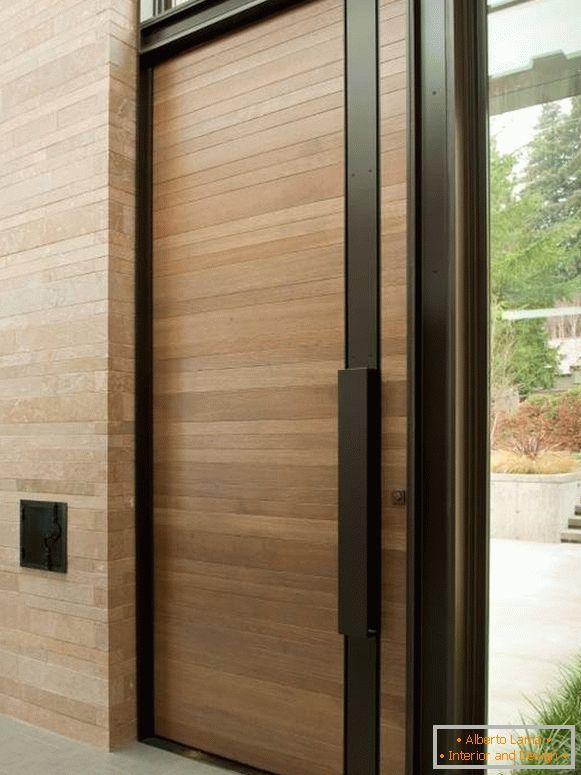 Štýlové drevené dvere s čiernou obrubou