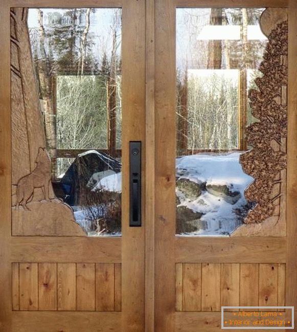 Drevené dvere s ručne vyrezávaným vzorom