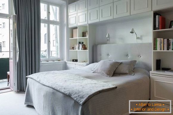 biela spálňa v modernom štýle s vstavaným nábytkom