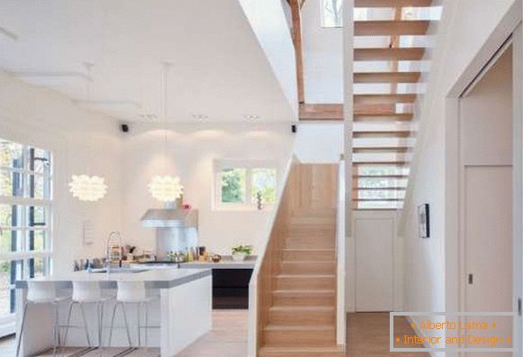 Dizajn a kuchynský interiér v súkromnom dome s veľkým oknom