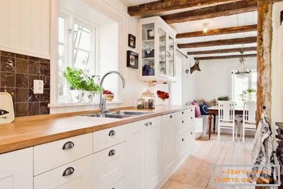 Útulný interiér malej kuchyne v súkromnom dome