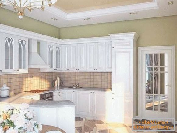 Interiér malej kuchyne v súkromnom dome - biela kuchyňa v klasickom štýle