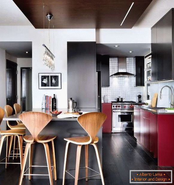 Interiér malej kuchyne v súkromnom dome je nápadom na dekoráciu vlastnými rukami