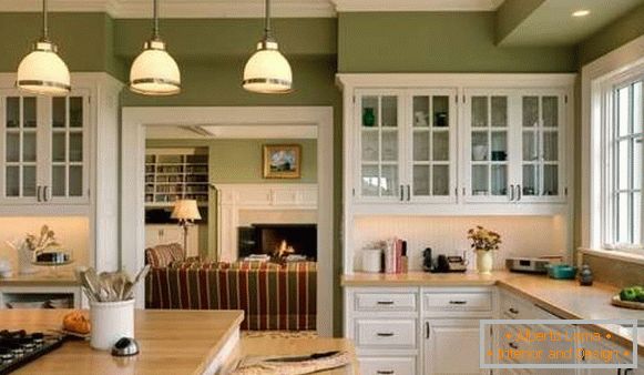Dizajn a interiér kuchyne v súkromnom dome v zelených tónoch