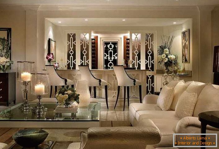 Moderne vyhradený štýl art deco bol použitý na zdobenie veľkej obývacej izby v dedine. Nábytok zo slonoviny s prvkami veniec dreva v jednom zložení vyzerá elegantne a neprekonateľne. 
