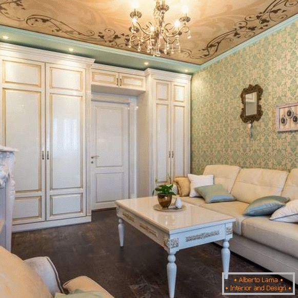 Elegantný dizajn sály v apartmáne s klasickým nábytkom a nábytkom