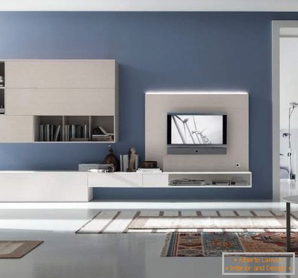 Návrh haly v apartmáne v modernom high-tech štýle a bielom nábytku