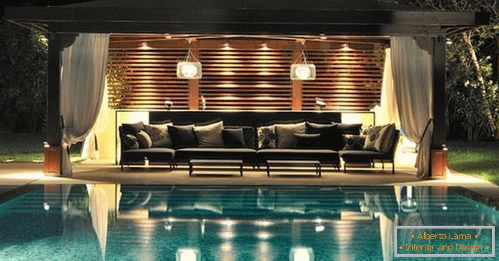 Altánok v štýle high-tech pri bazéne - pohodlný odpočinok v modernom interiéri.