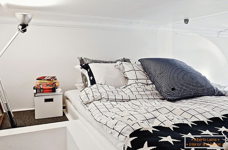 Interiér elegantnej spálne v malom apartmáne