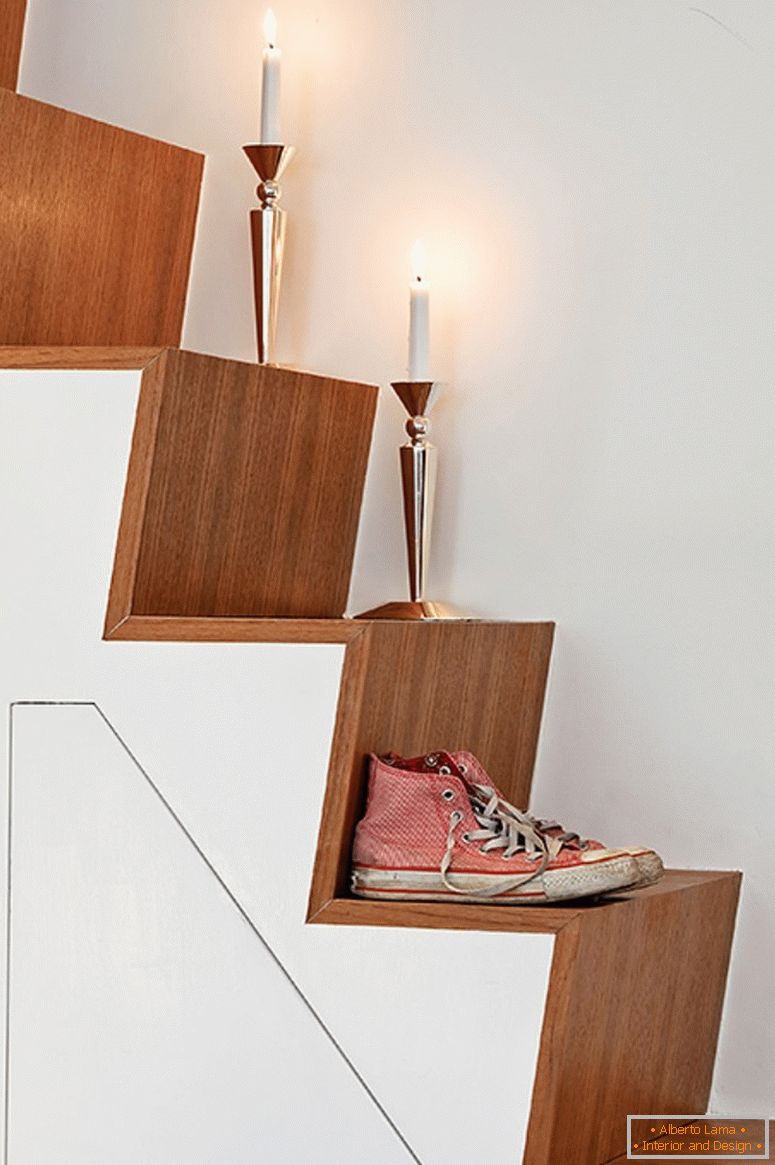 Sviečky a topánky na schodoch