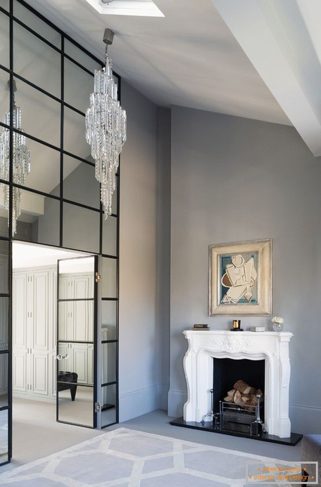 Zrkadlá v interiéri klasickej obývačky