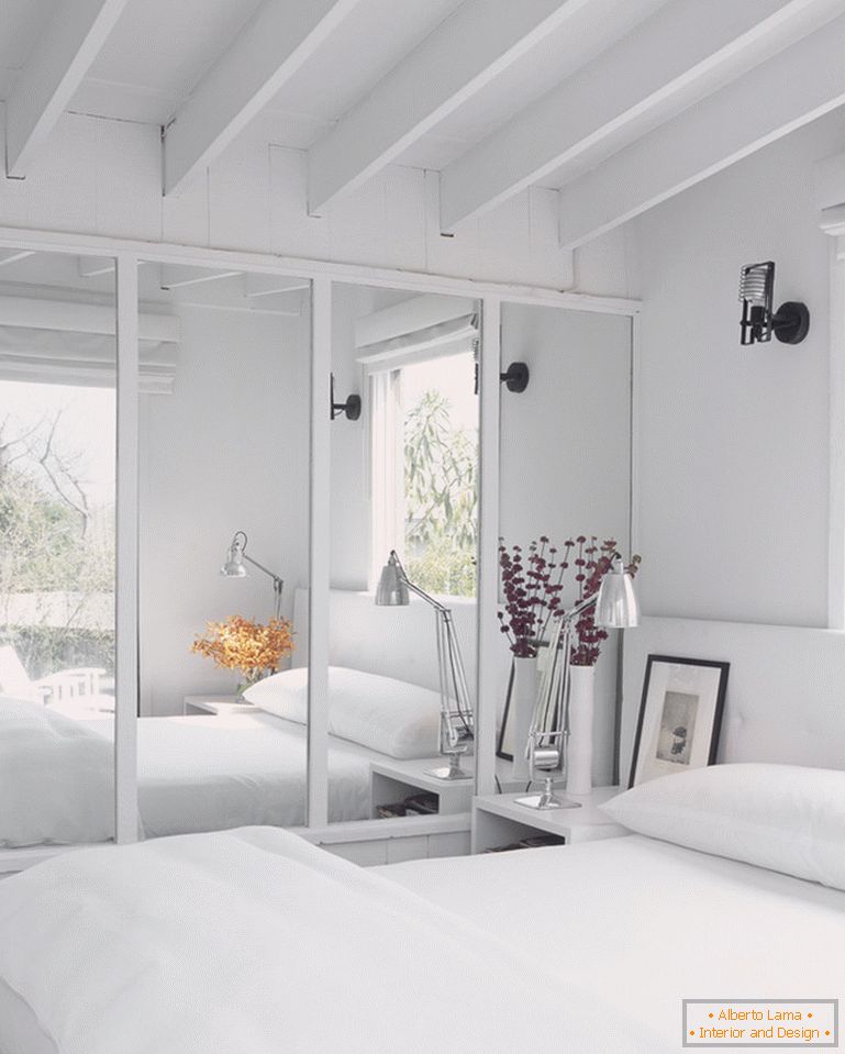 Zrkadlo v modernom interiéri bielej spálne