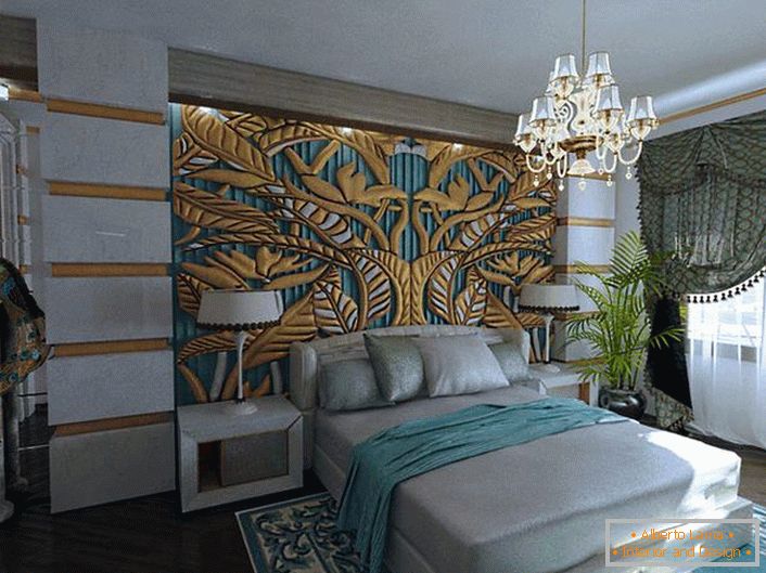 Šikovný, exkluzívny smaragdovo-zlatý panel na hlave postele je kombinovaný s prvkami výzdoby miestnosti. Spálňa v štýle art deco-kráľovských apartmánov v normálnom apartmáne.