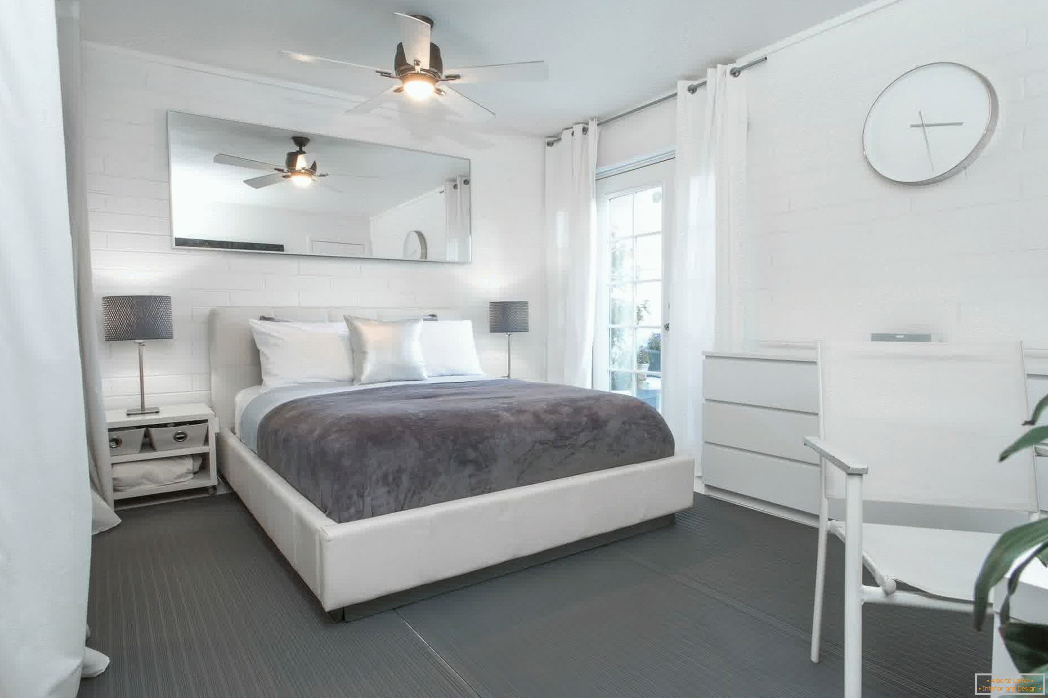 Kombinácia bielej a šedej v modernom apartmáne