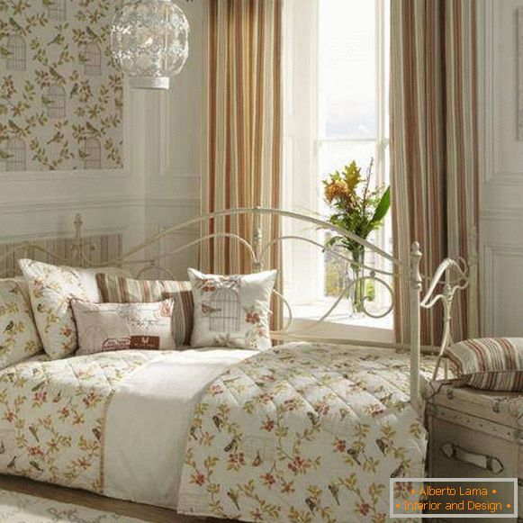 Štýlový dizajn spálne je elegantný elegantný s gaučom z tepaného železa