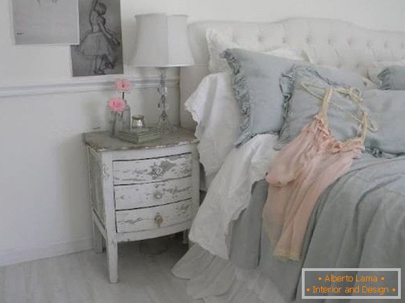 Spálňa v štýle štýlovo elegantného šedej, ružovej a bielej