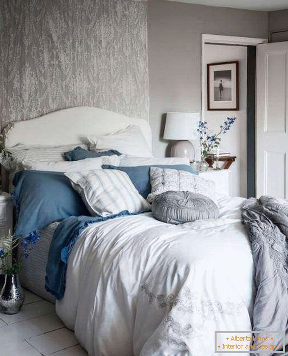 Shebbie elegantná spálňa so sivými stenami, biela a modrá dekor