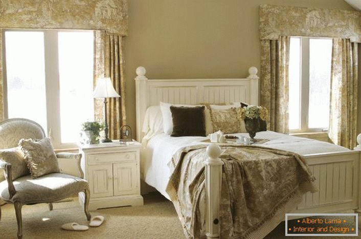 Mäkká spálňa pre hostí v štýle country vo vidieckom dome v jednej z francúzskych provincií. Správny príklad výberu nábytku pre umiestnenie v tomto štýle.