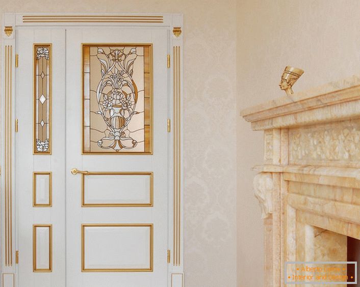 Dizajn dverí v secesnom štýle je mierne zdržanlivý a zdokonaľovaný. Biela farba plátna harmonicky spája so zlatými ozdobnými detailmi.