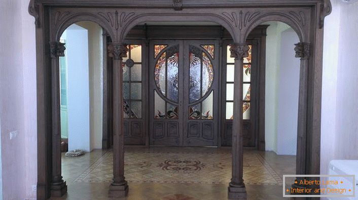 Vstupné dvere v secesnom štýle sú vyrobené z tmavého dreva drahého dreva. Sála s takýmito dverami je vážna a pompézna. 