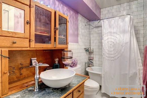 Drevený bufet - fotka v modernej kúpeľni