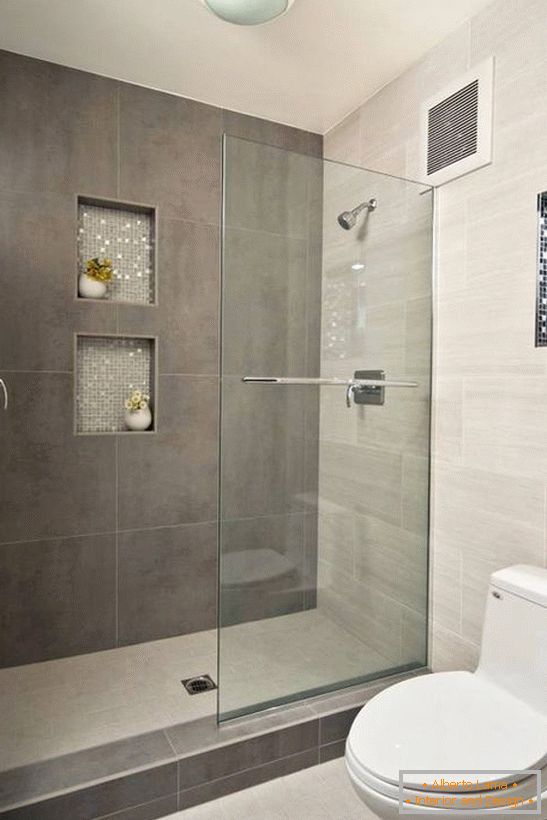 Sklenené dvere pre sprchovací kút - fotka v interiéri kúpeľne