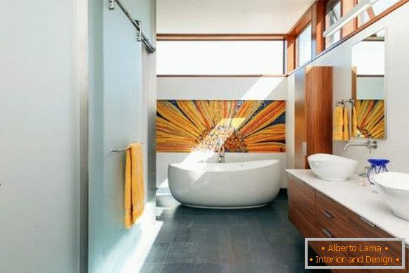 Návrh interiéru kúpeľne s posuvnými sklenenými dverami
