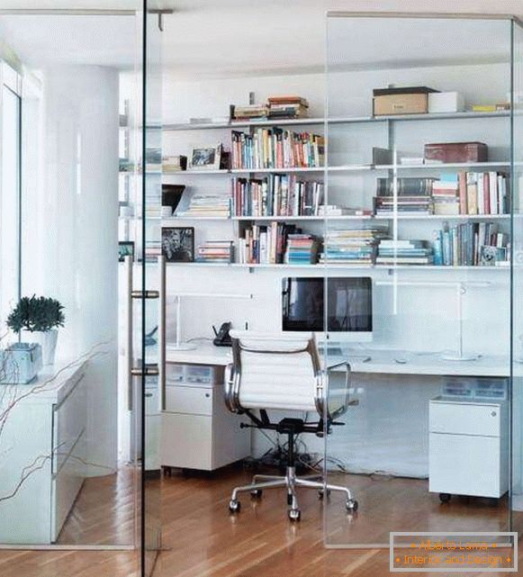 Domáca kancelária za sklenenými priečkami