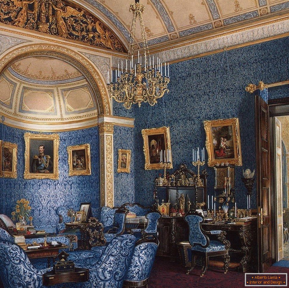 Interiér s modrými stenami a nábytkom